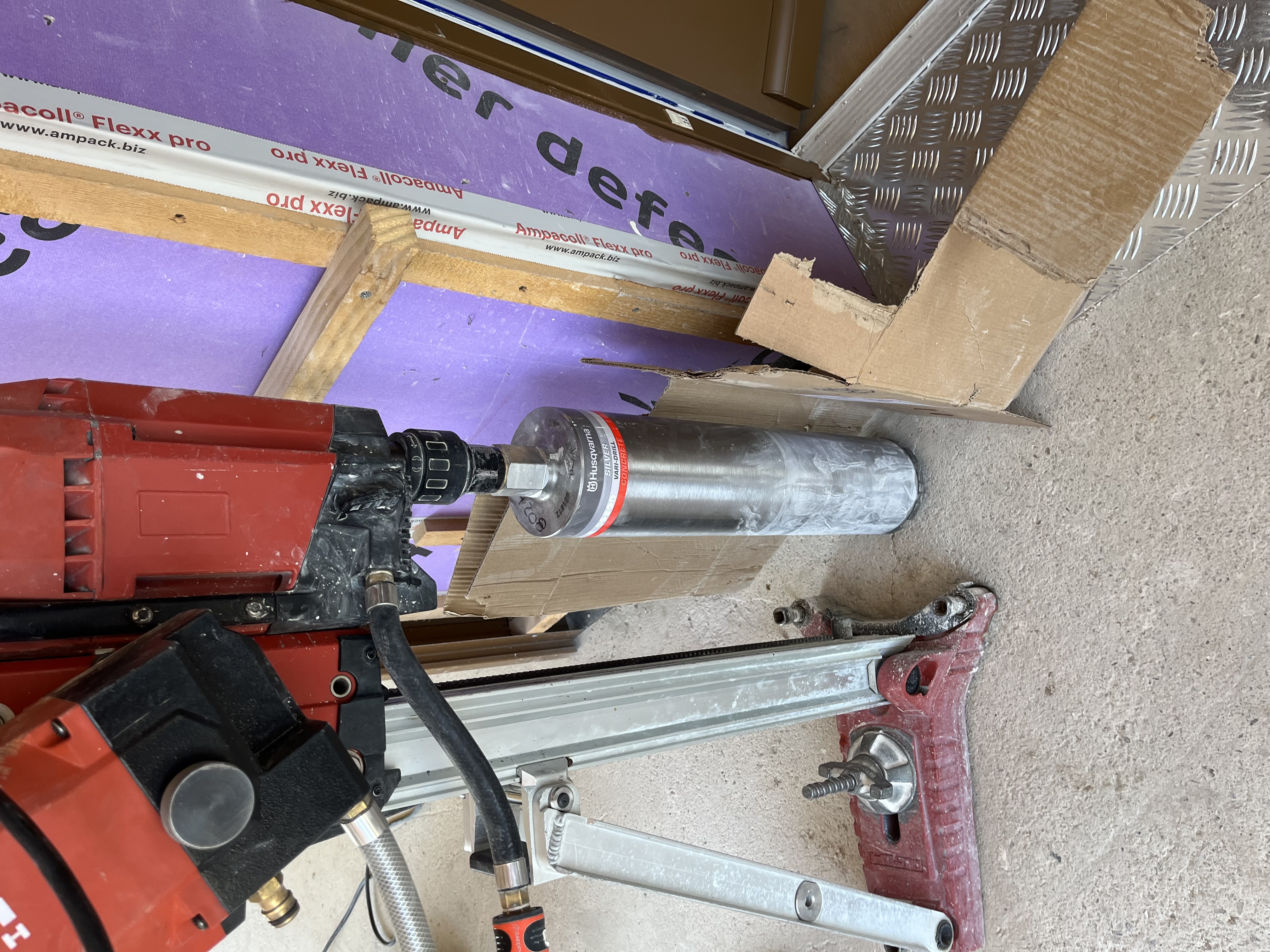 Base de carotteuse installée pour le percement